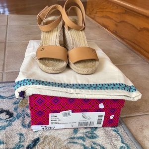 Tory burch espadrilles tan in size 7 .